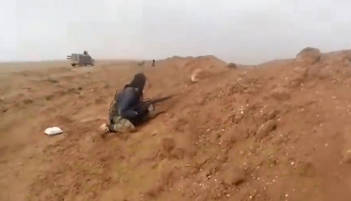 El momento en que un comandante del grupo terrorista ISIS fue abandonado a su suerte tras ataque fallido. (Capturas: YT)