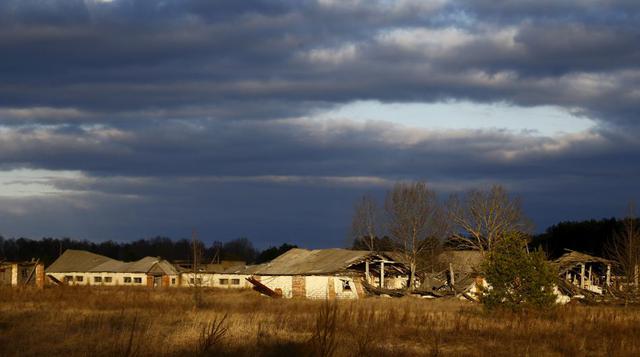 Vista de una granja en ruinas en el abandonado pueblo de Pogonnoe, Bielorrusia, evacuado luego del desastre nuclear de Chernobyl. (Foto: REUTERS)