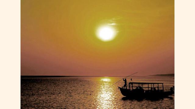 “Anochecer dorado” de Vishal Singh muestra un hombre en la playa de Konark, India. (Foto: CGAP)
