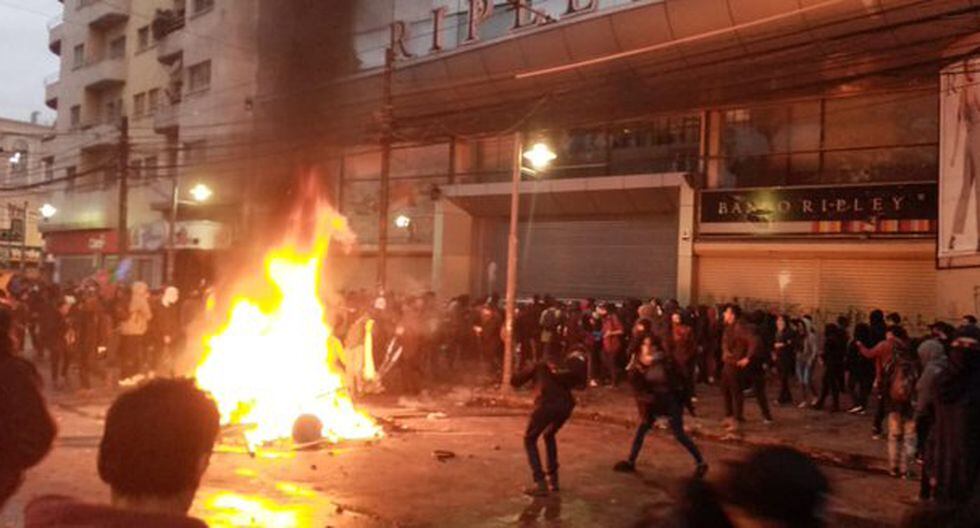 Las tiendas de Ripley también fueron saqueadas. Algunos manifestantes encendieron neumáticos en los exteriores. (Foto: Twitter @ReneSquellaSoto)
