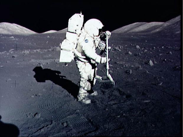 El astronauta Harrison Schmitt recolecta muestras de rocas lunares en el sitio de aterrizaje de Taurus-Littrow en la luna durante la misión Apollo 17 en diciembre de 1972. (Foto: AFP)