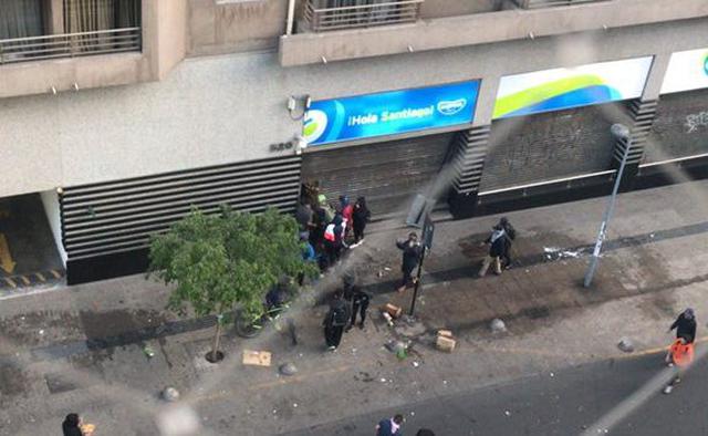 Manifestantes lanzaron piedras hacia los locales para ingresar a la fuerza. (Foto: Twitter @franschwerter)