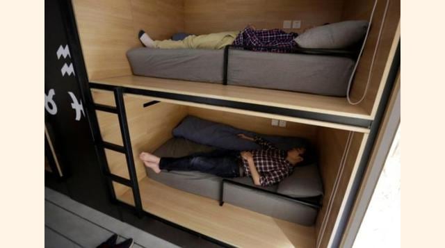 Wu Binbin (en la parte inferior) y Chen Huiyang, empleados de BaishanCloud, toman una siesta después del almuerzo en habitaciones individuales instaladas en su oficina en Pekín, China. (Foto: Reuters)