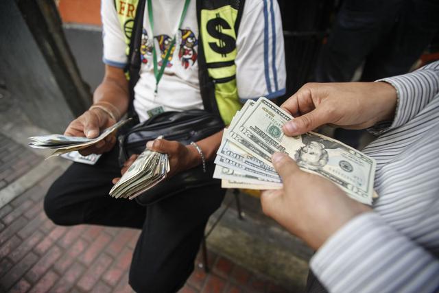 Foto 7 | Pago de Impuesto a la Renta pondrá presión a la baja del dólar este mes. Si bien el ruido causado por Barata podría hacer subir más al dólar en los próximos días, la regularización del pago del Impuesto a la Renta (IR) por parte de empresas exportadoras sería un factor predominante y movería al dólar a la baja este mes, estiman fuente del sector financiero. (Foto:USI)