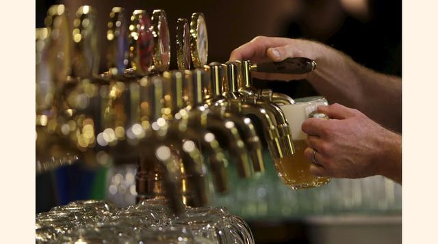 Un bartender sirve un vaso de cerveza en la cervecería Pilsen Prazdroj (Pilsner Urquell) en Plzen, República Checa. Al comprar a SABMiller, AB InBev agregará a otros países latinoamericanos, como Colombia y Perú, y entrará a África. (Foto: Reuters)