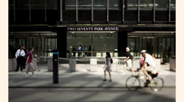 JPMorgan: Ya no hay paciencia. "La región está perdiendo la paciencia con Grecia ", señaló el banco. Sin embargo, considera que las autoridades podrían extender los plazos de pago. Admite que el gobierno heleno cederá lo suficiente para lograr u