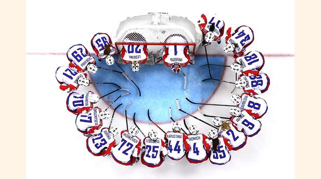 Equipo ruso de hockey sobre hielo antes de uno de sus encuentros durante las Olimpiadas de Sochi 2014. (Foto: Getty Images)