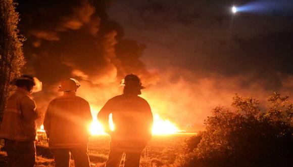 Bomberos mexicanos observan el incendio en Tlahuelilpan que cobró decenas de víctimas tras explosión de conducto de combustible. (Foto: AFP)