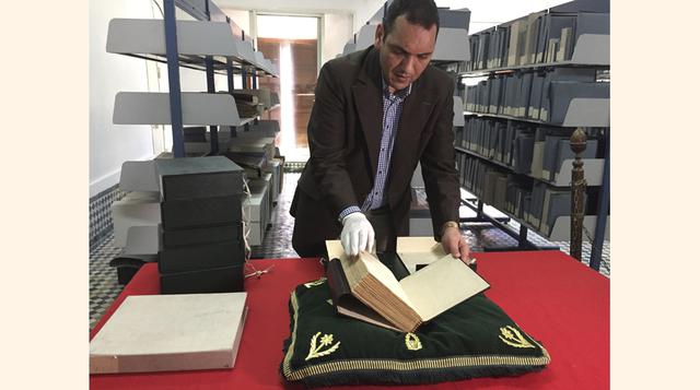 Abdelfattah Bougchouf, conservador de la biblioteca Qarawiyyin, abre la primera página de una versión original de la obra más famosa de Ibn Jaldún, Muqadimmah, que data del siglo 14 en la biblioteca de Al-Qarawiyyin en Marruecos, fundada hace 12 siglos. (