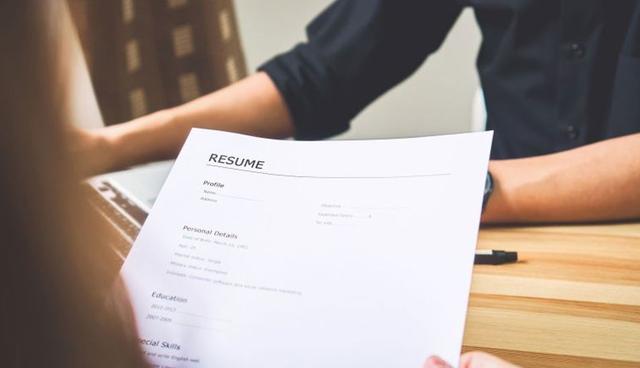 FOTO 15| 15. Redactor de CVs profesionales. Todos los estudiantes universitarios necesitan un buen CV en algún punto de su vida para conseguir un trabajo como becarios, pero no todos los estudiantes entienden cómo crearlo o como optimizar y organizar la información. Pues usar la biblioteca o el centro de estudiantes para investigar cómo se debe de ver un buen CV universitario y buscar plantillas en línea y palabras clave.

Como estudiante ayudando a otros estudiantes empieza con una tarifa baja pero justa. En Estados Unidos cobran entre $15 y $20 dólares por hora invertida. (Foto: Getty)