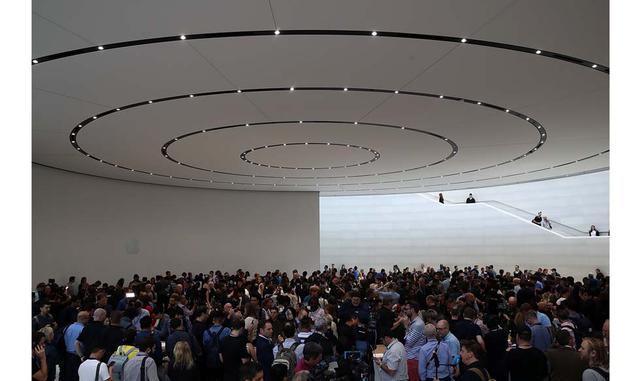 FOTO 2 | "El mismo parque, que originalmente era una vasta área pavimentada, se transformó en un espacio verde dotado de más de 9,000 árboles, y el diseño del edificio es transparente para que se pueda ver la naturaleza", haciendo desaparecer el