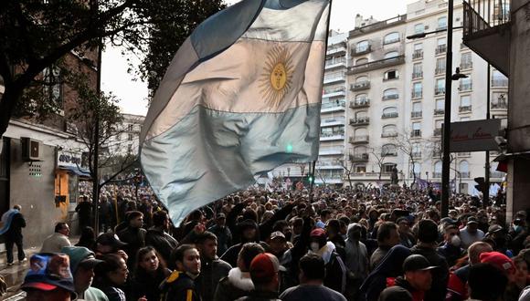 Cientos de simpatizantes de la vicepresidenta argentina Cristina Fernández realizan una manifestación cerca de su casa, en Buenos Aires, el 27 de agosto de 2022. (Foto de Luis ROBAYO / AFP)