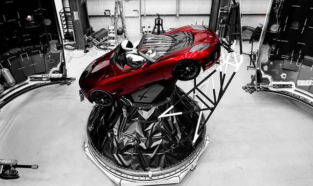 FOTO 2 | Imagen del Instagram de Elon Musk: El Roadster antes de partir con el maniquí apodado "Starman" en su interior.