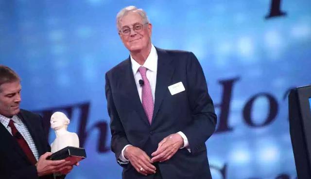 FOTO 10 | David Koch. Edad que hizo primer millón: 39/ Edad en que ganó los primeros mil millones: 49/ Años por medio: 10. (Foto: Gage Skidmore / Flickr)
