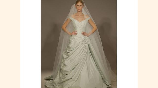 Romona Keveza. Los diseños de Keveza cada vez son más solicitados. Se caracterizan por ser majestuosos, femeninos, románticos y sumamente elegantes. Utiliza mucho las capas, el drapeado y los diseños voluminosos. (Foto: bodacli