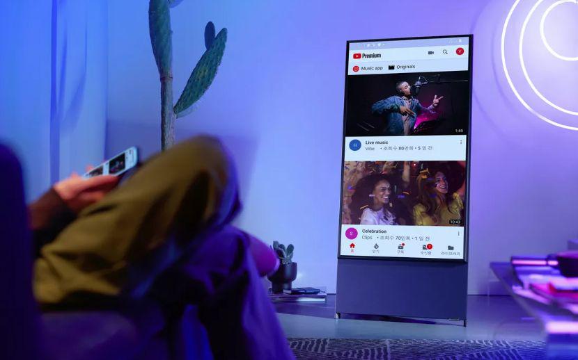 La idea es que los usuarios jóvenes, que pasan más tiempo mirando el móvil que la televisión, consulten los contenidos de sus dispositivos portátiles en una pantalla grande optimizada perfectamente para estos y que no incluya barras negras laterales.