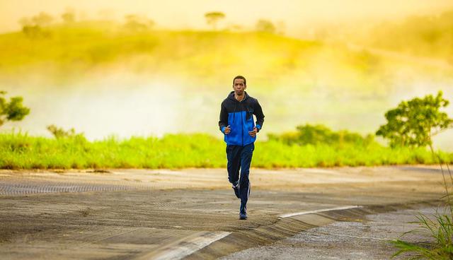 FOTO 2 | 2. Hacer ejercicio parece una buena idea. Las recomendaciones tradicionales nos dicen que hacer ejercicio es excelente sobre todo si no lo hacemos muy cerca de la hora de acostarnos. Al menos 30 minutos la mayoría de los días y siempre 2 a 3 horas antes de ir a dormir. Puede ser así (Reid, 2010), pero la realidad es algo más compleja: no hay duda de que la actividad física y dormir bien están relacionados (Loprinzi y Cardinal, 2011), pero nos falta información para saber si una causa a la otra (o viceversa). Esto es importante porque hacer ejercicio es algo genial pero difícil (y obsesionarnos con nuestra incapacidad para introducirlo en nuestro día a día no ayuda). (Foto: Pixabay)