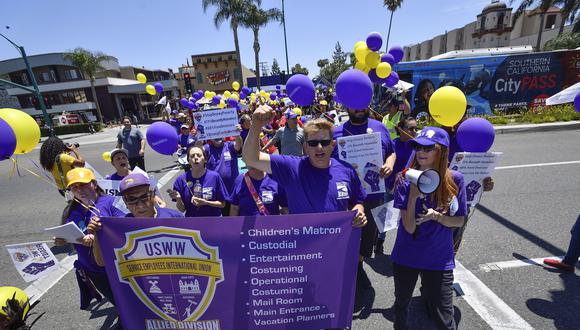 Trabajadores de Disney, junto con los empleados del sindicato, caminan hacia Disneyland mientras protestan por salarios más altos en el Disneyland Resort en Anaheim, California. (Foto: AP/Los Angeles Times)