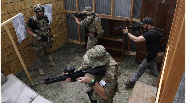 FOTO 3 | Miembros de las milicias avanzan durante un entrenamiento en combate en espacios cerrados.