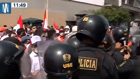 Agentes de la Policía Nacional forcejeraron con trabajadores de Las Bambas en la Av. Abancay. (Captura: Canal N)