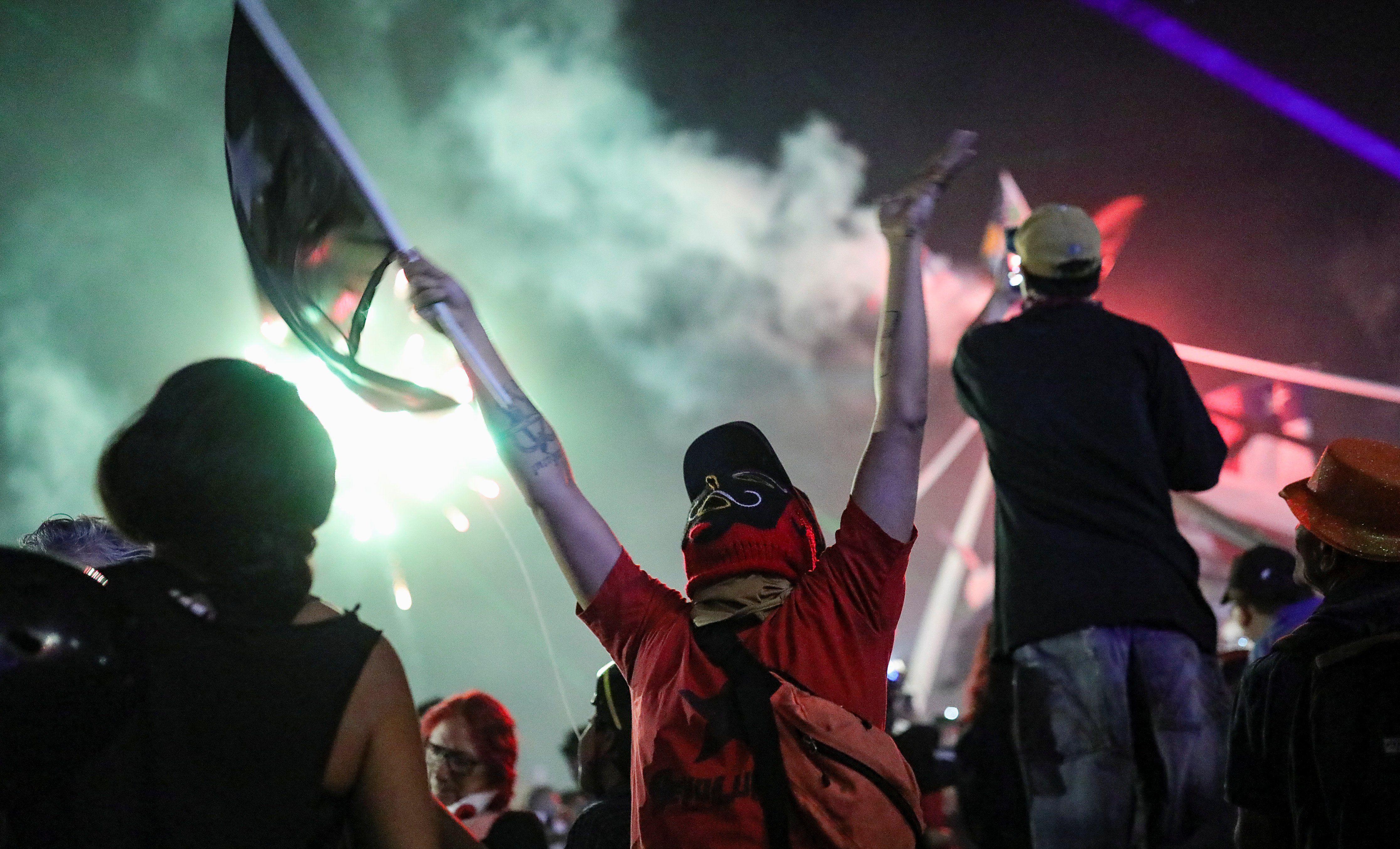 En Servicios destacaron las caídas de educación, transporte y restaurantes y hoteles, fuertemente afectados por las multitudinarias protestas sociales. (Foto: Reuters)