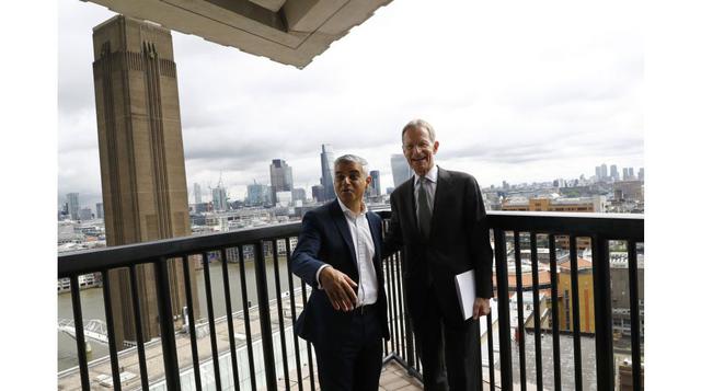 El director del Tate, Nicholas Serota (izquierda), dijo el martes que la galería ahora tiene un 60% más de espacio, lo que le permite "mostrar un rango mucho más diverso de obras" que en el pasado. En la fotografía con el alcalde de Londres Sadi