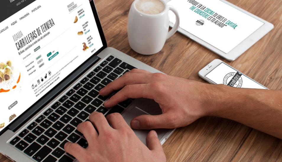 FOTO 5 | 5.     PERSONALIZA LA ATENCIÓN: Al saber más de tus clientes, puedes personalizar su experiencia de compra online. Puedes, por ejemplo, segmentar campañas de mailing en función a su experiencia de compra, ubicación, preferencias, etc. Si tu eCommerce tiene una función de “inicio de sesión” puedes colocar un mensaje de bienvenida que incluya el nombre del cliente. También puedes personalizar los productos relacionados y complementarios, de acuerdo a los artículos que el usuario ha visitado o que creas que puedan gustarle.