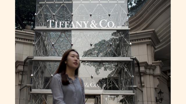 Tiffany y Co. No solo es una de las marcas más caras del mundo, sino una de las más reconocidas. Sus referencias en la cultura popular del lujo americano son innumerables. Probablemente su reconocimiento más común es en ‘Desayuno en Tiffany’s’ en el libro