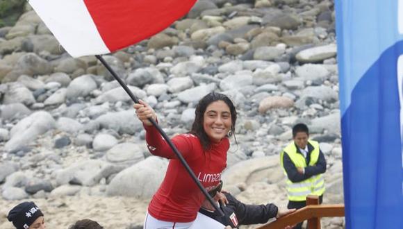 Daniella Rosas salió del mar y fue levantada en hombros tras ganar una medalla de oro en Lima 2019. (Foto: Instagram Daniella Rosas)
