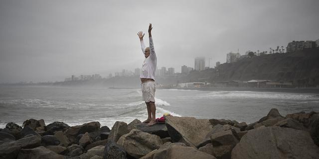 FOTO 14 | En esta imagen, tomada el 25 de marzo de 2020, Tomás Cabrera, de 86 años, medita sobre una escollera junto a la costa del Océano Pacífico, en Lima, Perú, desafiendo el confinamiento decretado por el gobierno para frenar la propagación del nuevo coronavirus. Cabrera dijo que era un día maravilloso para él porque "no hay gente en las calles, los autos no circulan, las fábricas no funcionan”. (AP Foto/Rodrigo Abd)