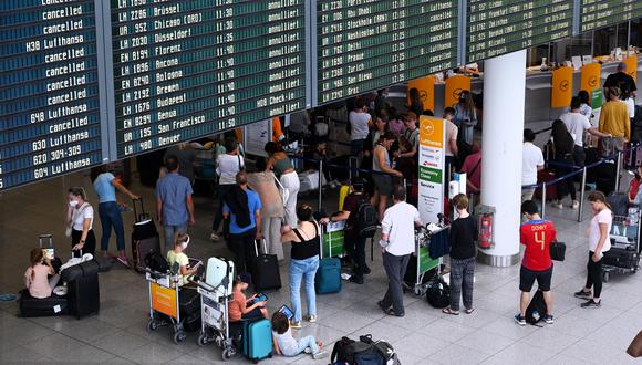 Junto a la posibilidad de reubicación de su vuelo en los próximos días, Lufthansa ofrece a los viajeros los mismos trayectos en ferrocarril para el caso de los vuelos dentro de Alemania. (Foto: Christof STACHE / AFP)