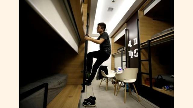 Después de terminar su trabajo a media noche, Du Xianchang, un ingeniero de I   D de la firma BaishanCloud, sube a su cama para descansar un rato en un pequeño cuarto instalado en su oficina en Pekín, China. (Foto: Reuters)