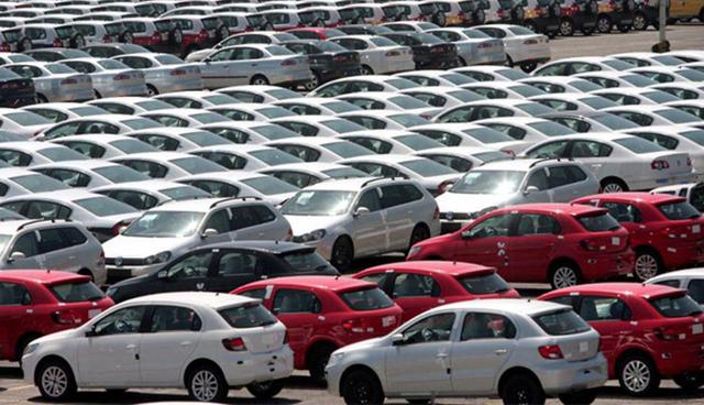 Foto 3 | Carta paralela de autos: Una carta paralela al acuerdo muestra que Trump conservó la capacidad de imponer aranceles mundiales del 25% a los autos, pero excluye a los vehículos de pasajeros, camionetas y autopartes de Canadá y México. Si Trump impone tarifas automotrices bajo la “sección 232” por motivos de seguridad nacional, México y Canadá obtendrían cada año una cuota de vehículos de pasajeros libres de aranceles de 2.6 millones de vehículos exportados a Estados Unidos cada año, muy por encima de sus niveles actuales de exportación. Las camionetas construidas en ambos países estarán exentas por completo. Además, México obtendrá una cuota de autopartes de 108,000 millones de dólares anuales, mientras que Canadá obtendrá una cuota de partes de US$ 32,400 millones anuales. (Foto: Laopinion)