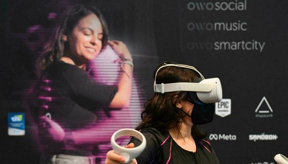 La realidad virtual se ha utilizado principalmente para videojuegos, a pesar de su potencial para vivir experiencias como permitir que las personas visiten museos, lugares emblemáticos o ciudades lejanas mientras están sentadas en casa, e incluso para ocupar asientos literalmente metidos en medio de películas. (Foto: AFP)