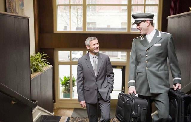 FOTO 16 |  SÉ FIEL. Con beneficios y privilegios cada vez más devaluados para los niveles de estatus de élite, puedes vacilar en mantenerte fiel a un programa de lealtad. "La mayoría de los programas de lealtad de aerolíneas se han trasladado a un sistema de reconocimiento basado en el gasto en lugar de en la distancia, lo que significa que quienes gastan más obtienen las mejores recompensas", explica Sampson. "Si no vas a volar mucho y ni reservar costosas pasajes de avión, será difícil alcanzar ese nivel de élite", agrega. Pero aunque los privilegios de estatus de élite se han diluido, algunos programas de recompensas de hoteles cuentan con bajos límites para acumular puntos, lo que significa que puedes acumular puntos rápidamente cuando disfrutas de una estadía de premio. "Y a veces otros beneficios asociados con los programas de lealtad, como la capacidad de evitar la fila en el mostrador de alquiler de automóviles, no tienen precio", agrega. (Foto: Getty)