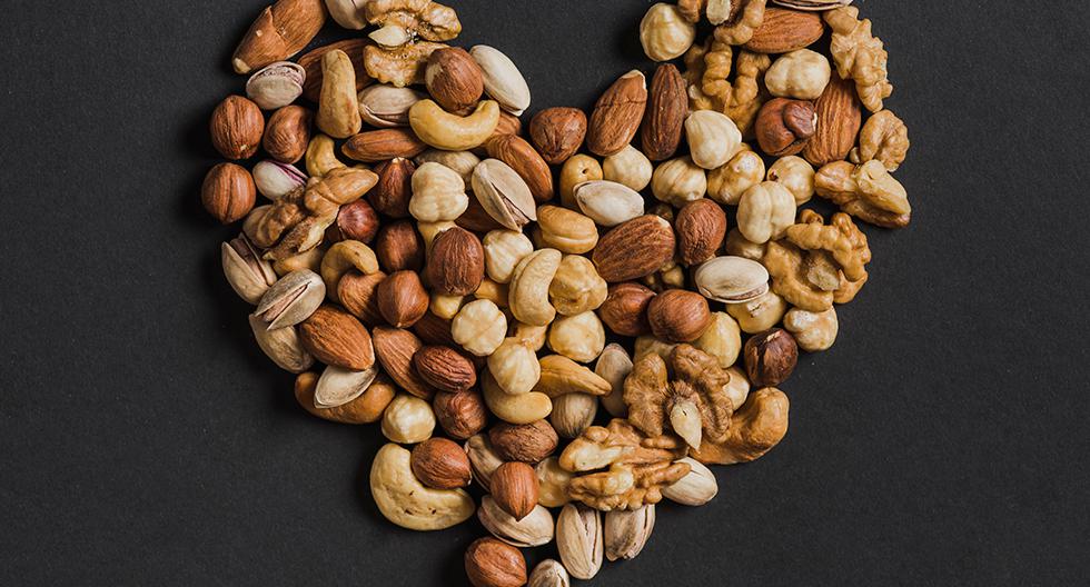 FOTO 1 | Nueces: Las nueces, además de uno de los frutos secos por excelencia, contienen varios compuestos potencialmente neuroprotectores como la vitamina E, ácido fólico, la melatonina (natural, no en suplementos), varios polifenoles antioxidantes y una buena relación de ácidos grasos omega 3 y 6. Conviene racionarlas, pues no están precisamente entre los frutos secos con menos calorías. (Foto: Freepik)
