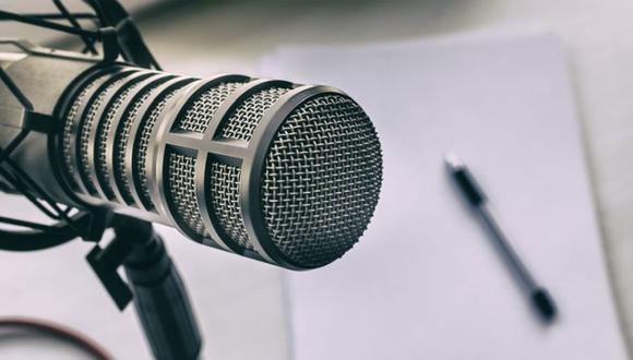 Una excelente manera de estar conectado es escuchar podcasts. Lo bueno es que no hay escasez de canales para sintonizar. (Foto: Shutterstock)