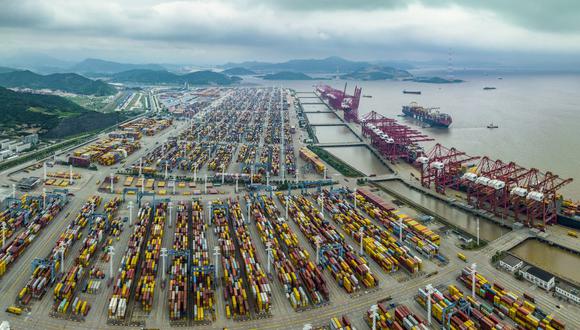 Esta foto aérea tomada el 6 de junio de 2023 muestra contenedores apilados en el puerto de Zhoushan en Ningbo, en la provincia oriental china de Zhejiang. (Foto de AFP)