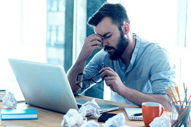 No dejes que se sequen tus ojos. Aunque estés concentrado en algo, recuerda que los ojos también se cansan, así que pestañea cada cierto rato. Si notas que puedes empezar a lagrimear, levántate y lávate un poco la cara y los ojos. Además, no mires la pant