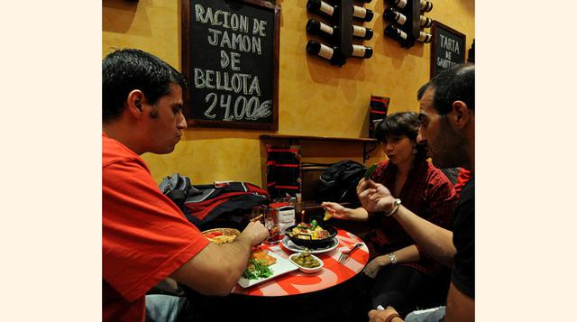 España – 62%. Una vez al día: 1%. Una o dos veces a la semana: 15%. De tres a seis veces a la semana: 3% . Una vez al mes: 16%. De dos a tres veces al mes: 25%