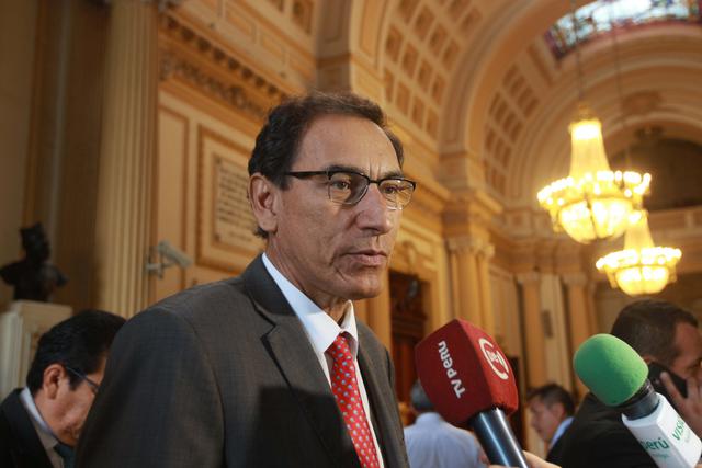 Foto 25: El conflicto político se agudizó con la publicación de una foto que mostraba a Vizcarra junto a otros invitados en una reunión. Uno de ellos era Carlos Vargas Loret de Mola, presidente del consorcio Kuntur Wasi.