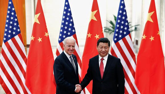 Imagen de archivo. En el 2013, el presidente de China, Xi Jinping, estrecha la mano del entonces vicepresidente Joe Biden. REUTERS