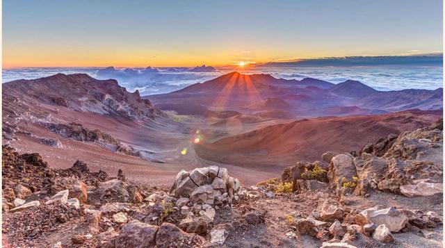 Parque Nacional Haleakala, Maui,Hawaii; Vale la pena levantarse temprano para ver la salida del sol sobre las nubes.