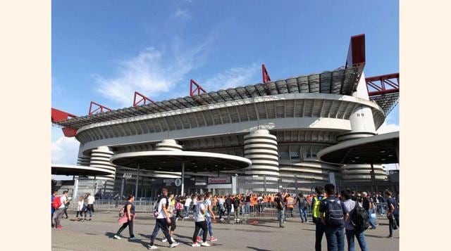 Estadio Giuseppe Meazza, también conocido como Estadio San Siro, del arquitecto Alberto Gugini, en Milán. En algunos casos, los nuevos estadios se plantean como espacios que no molesten, que casi no se noten.