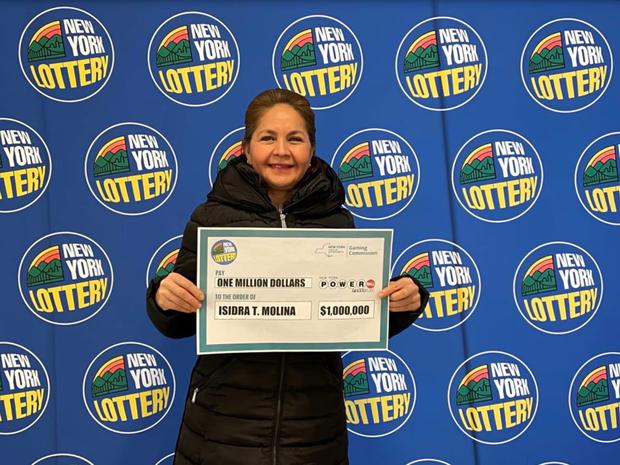 Isidra Molina, mujer de orígenes latinos, ganó 1 millón de dólares de Powerball tras haber jugado un boleto el pasado mes de enero en Nueva York (Foto: Lotería de Nueva York)