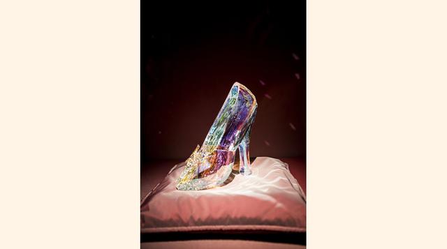 Los zapatos de la reciente película Cenicienta, diseñados por Sandy Powell, fueron fabricados con cristales tallados de la compañía austriaca Swarovski. (Foto: Getty)
