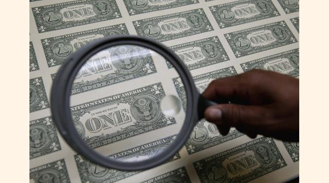 Los impresores retiran algunas planas de billetes y las observan con lupa, cualquier imperfección causa que todos los billetes de la plana sean convertidos en confeti. (Foto: Reuters)
