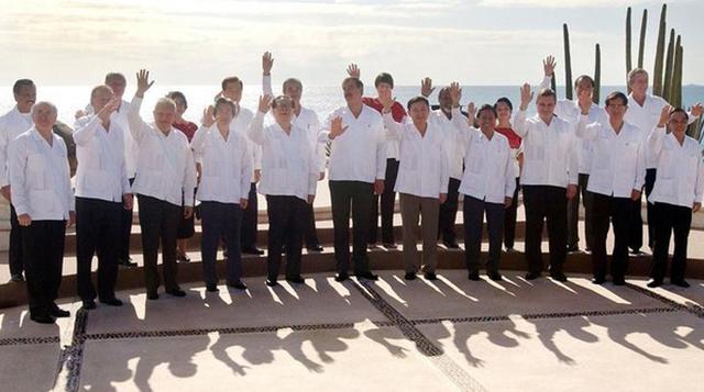 En la Cumbre del 2002 en Los Cabos, México impuso la moda de las 'guayaberas' y 'huipiles' -típicas camisas mexicanas para hombres y mujeres.