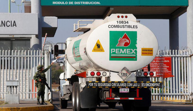Pemex, la mayor empresa de México, requiere incrementar sus inversiones para revertir un prolongado declive de su producción, que cayó de 3.4 millones de barriles diarios en el 2004 un promedio de 1.7 millones en la actualidad. (Foto: EFE)