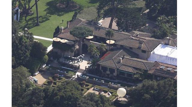 CASA DE ERIC SCHMIDT, EX CEO DE GOOGLE, EN CALIFORNIA. Otro ex CEO con casa lujosa es Eric Schmidt, de Google. De su residencia habitual, situada en Atherton, California, suele mudarse a una lujosa mansión colonial construida en 1926, utilizada en 2001 co